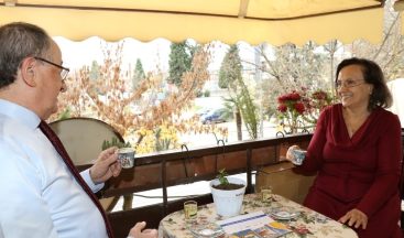 Yarım asırlık evliliklerini şifalı balkonlarında kutladılar