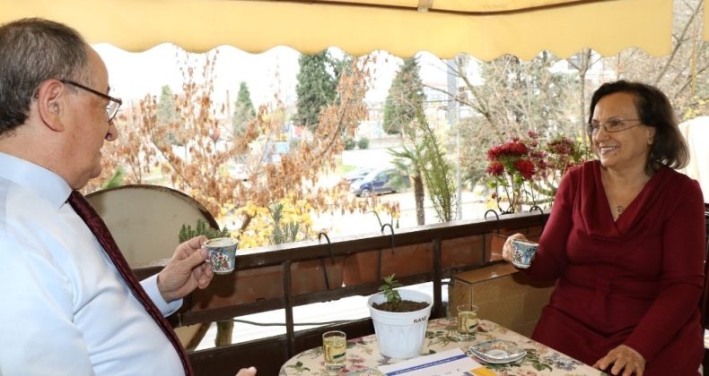 Yarım asırlık evliliklerini şifalı balkonlarında kutladılar