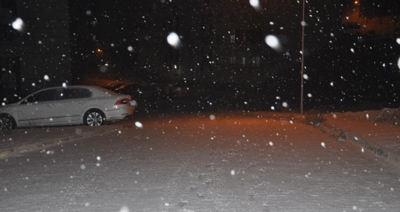 Yüksekova’da kar yağışı başladı