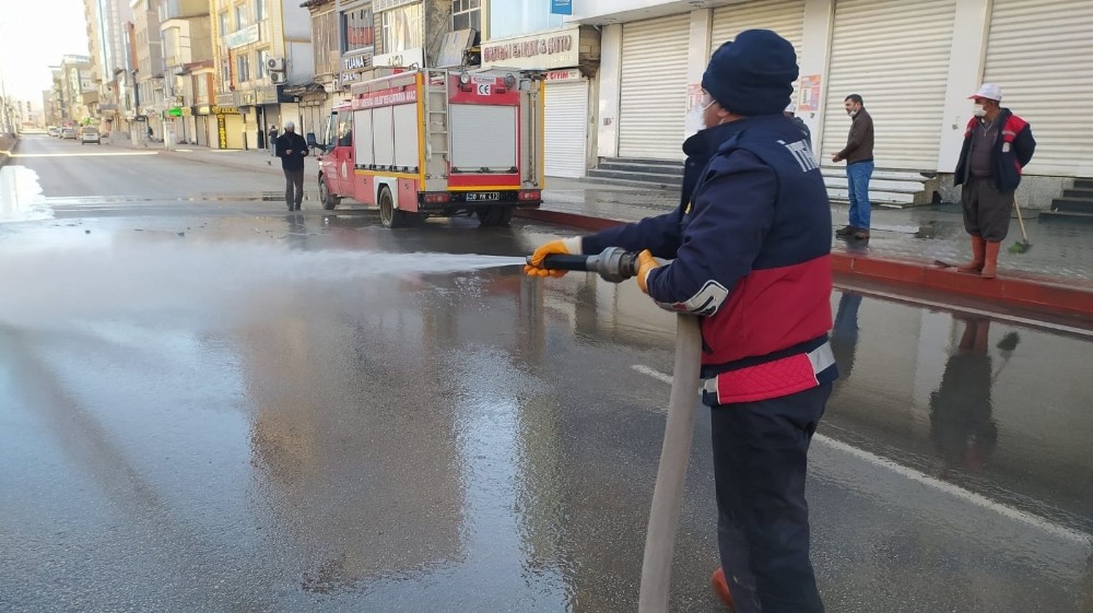 Yüksekova’da yollar tazyikli suyla yıkandı