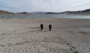 Yüzmeye korktukları barajın üzerinde yürüyorlar