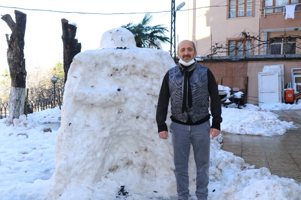 2 metre boyunda yaptığı kardan adamı saldırıya uğrayan adam konuştu