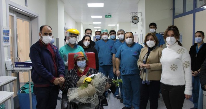 26 gün solunum cihazına bağlı kaldı alkışlarla taburcu oldu