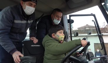 3 yaşında kepçe kullandı
