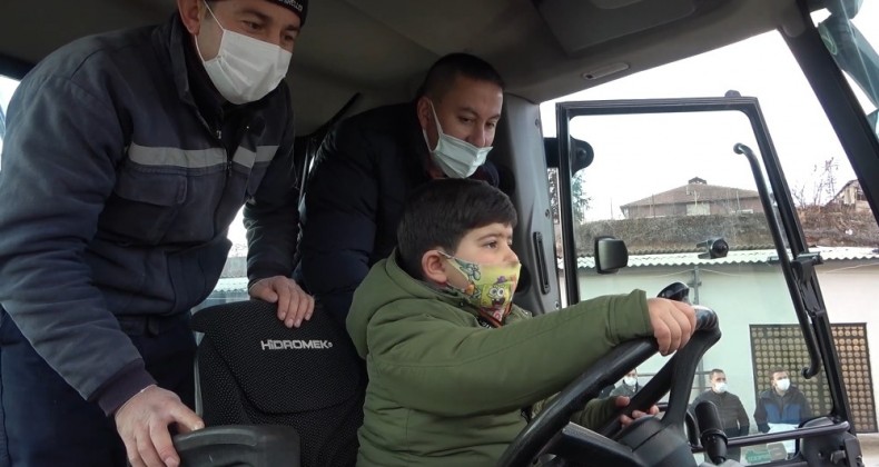 3 yaşında kepçe kullandı