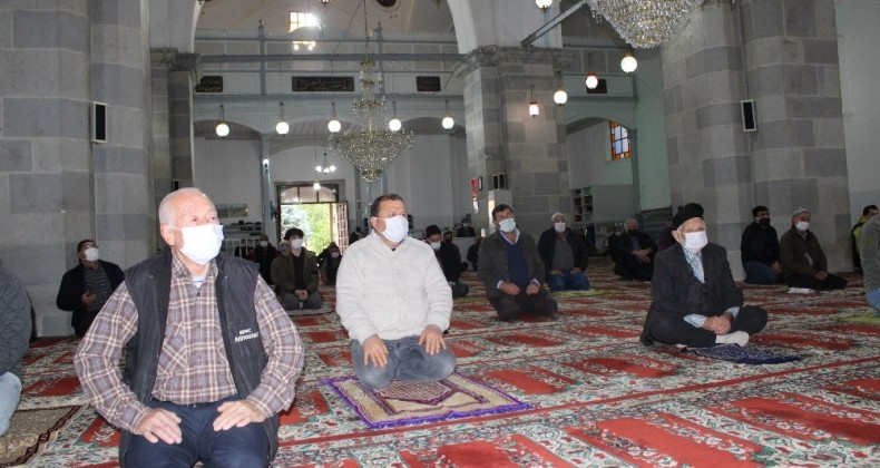 622 yıllık tarihi Bergama Ulu Camii’nde yeni yılın ilk cuma namazı