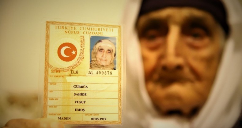 80 torunlu 102 yaşındaki Şahide nine, Covid-19’u evinde yendi