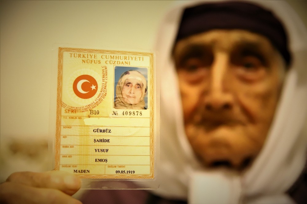 80 torunlu 102 yaşındaki Şahide nine, Covid-19’u evinde yendi