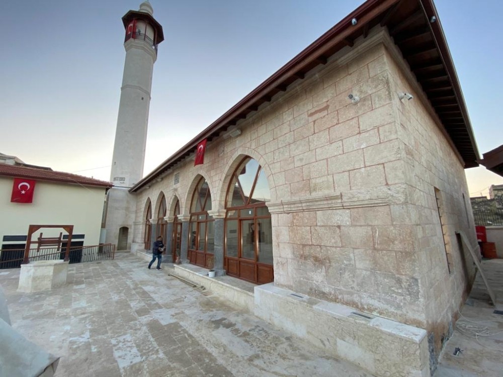 Afrin’deki Ömer Bin Hattab Camii ve Nebi Huri Türbesi restore edildi