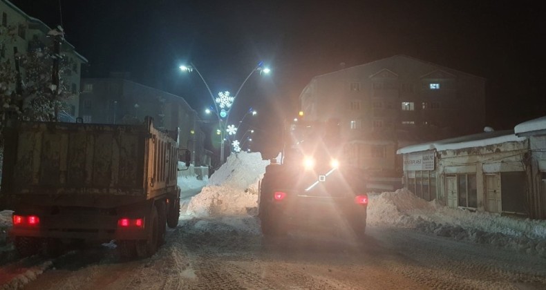 Ağrı’da kar temizleme çalışmaları gece boyu devam etti