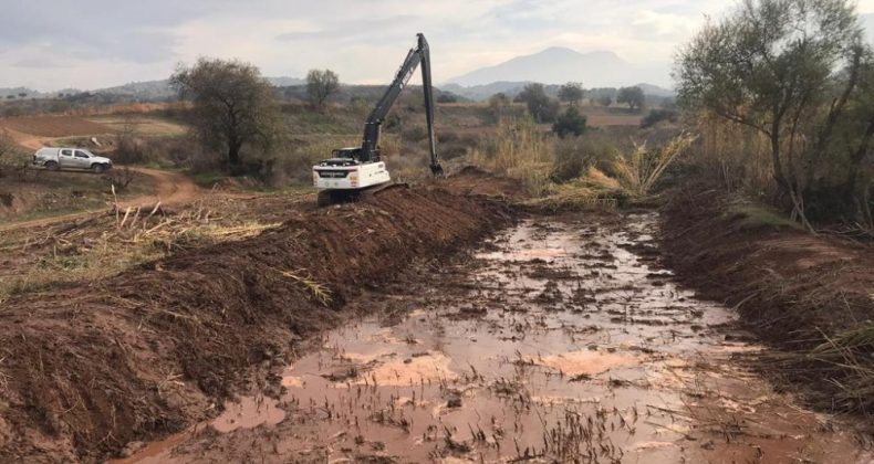 Alahıdır’da 3,5 kilometre dere temizliği yapıldı