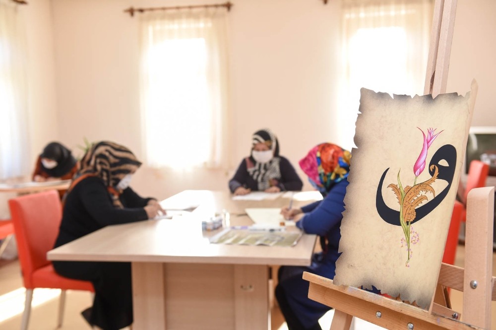Altındağlı kadınlar tezhip sanatıyla ev ekonomisine katkı sağlıyor
