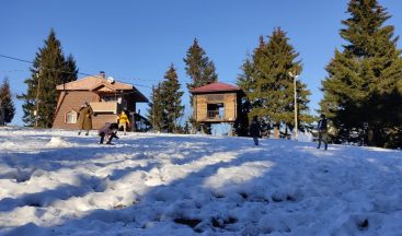 Artvin’de çocuklar pandeminin stresini Kafkasör Yaylasında kar topu oynayarak atıyor