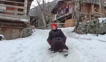 Artvin’de köylülerin tahta kızak keyfi