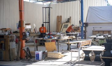 Atıklar Mersin Büyükşehir Belediyesinin atölyelerinde yeniden hayat buluyor