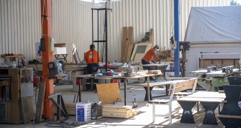 Atıklar Mersin Büyükşehir Belediyesinin atölyelerinde yeniden hayat buluyor