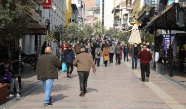 Aydınlılar 80 saatlik kısıtlamanın ardından caddeleri doldurdu