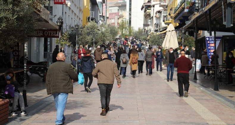 Aydınlılar 80 saatlik kısıtlamanın ardından caddeleri doldurdu