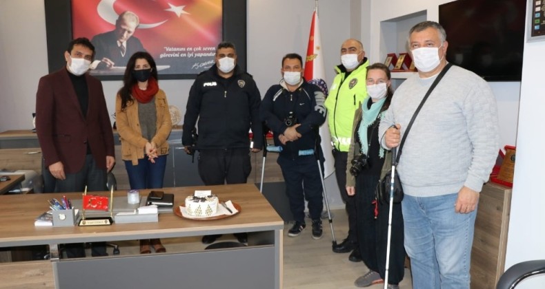 Ayvalık Polisi’nden gazetecilere pastalı jest