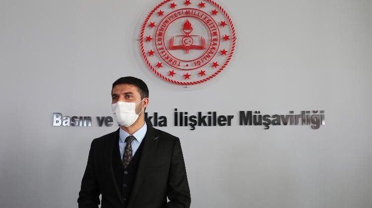 Bakan Ziya Selçuk’la isim benzerliği olan çağrı merkezi çalışanı şaşırtıyor