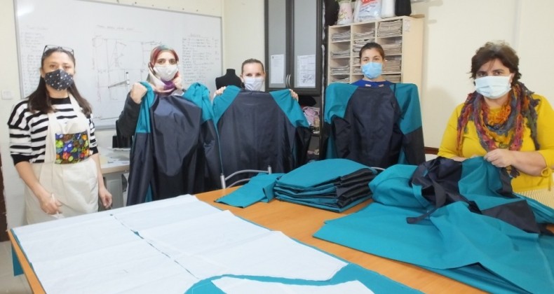 Balıkesir’de sağlık çalışanlarına koruyucu önlük dikmek için gönüllü oldular