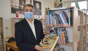 Bankadan kredi çekerek açtığı kütüphaneye 7 bin 500 kitap sığdırdı