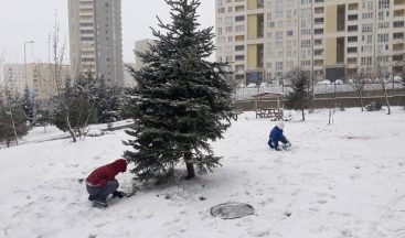 Başakşehir’de çocuklar kartopu oynayıp, tepsiyle kaydılar