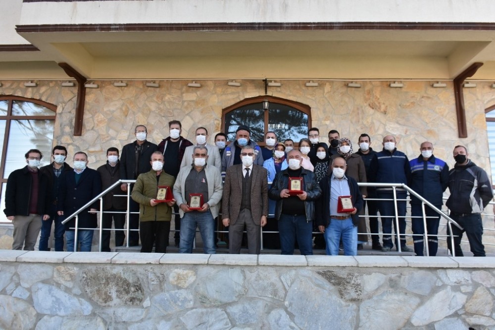 Başkan Bozkurt’tan emekli olan personellere plaket