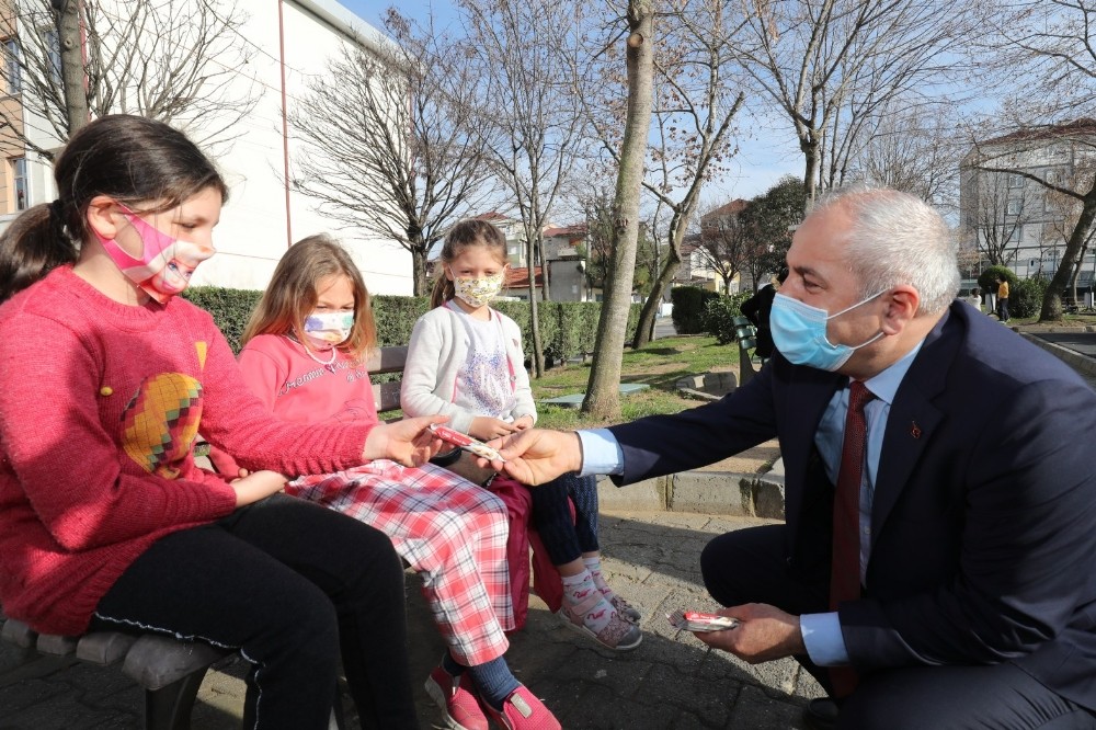 Başkan Büyükgöz’den parkta eğlenen çocuklara sürpriz