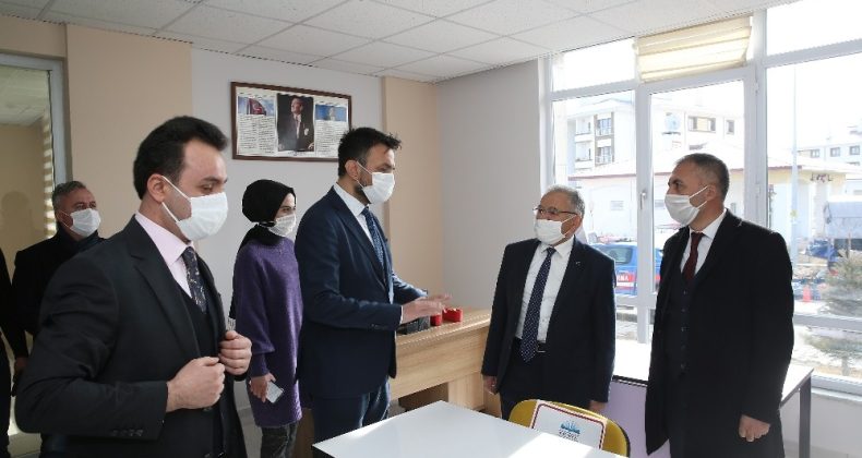 Başkan Büyükkılıç, sıfır vakaya düşen Sarız’da kütüphane açtı, muhtarlara seslendi