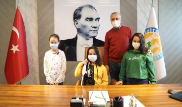 Başkan Tarhan, Beyaz Baston Haftasında görme engelli Ecrin’i konuk etti