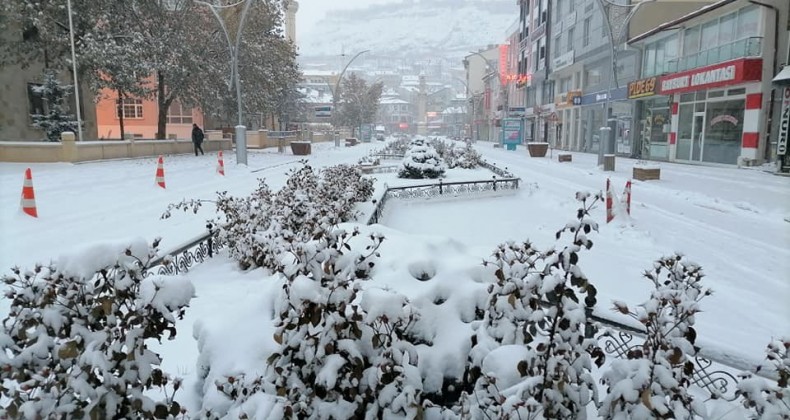 Bayburt güne karla uyandı