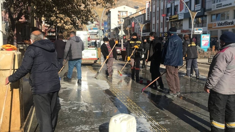 Bayburt’ta Covid- 19 tedbirleri kapsamında cadde ve sokaklarda temizlik devam ediyor