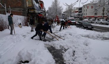 Belediye ekiplerinden kar mesaisi