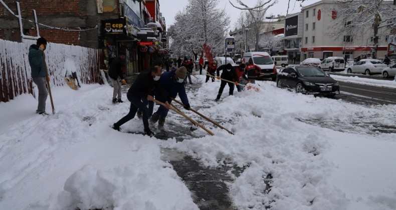 Belediye ekiplerinden kar mesaisi