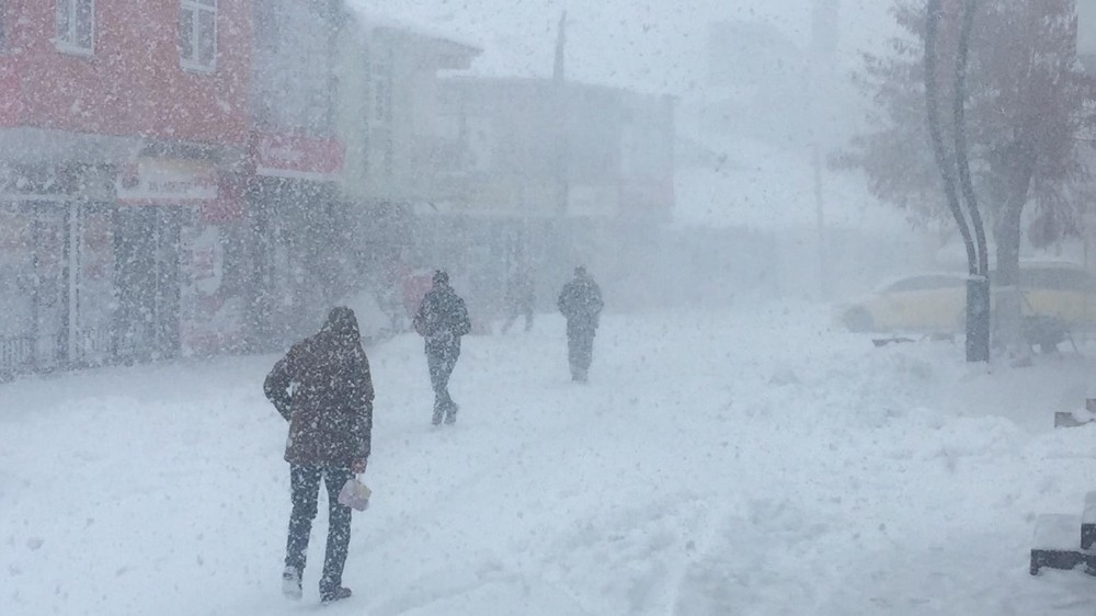 Bingöl Karlıova’da kar ve tipi etkili oluyor