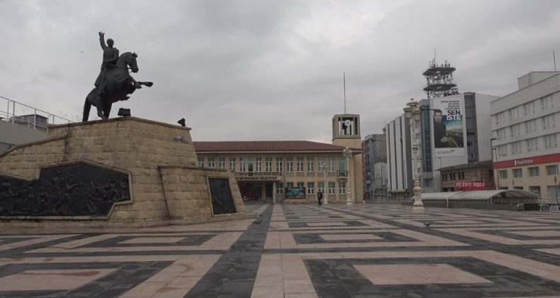 Binlerce insanın adım attığı sokaklarda kısıtlama sessizliği