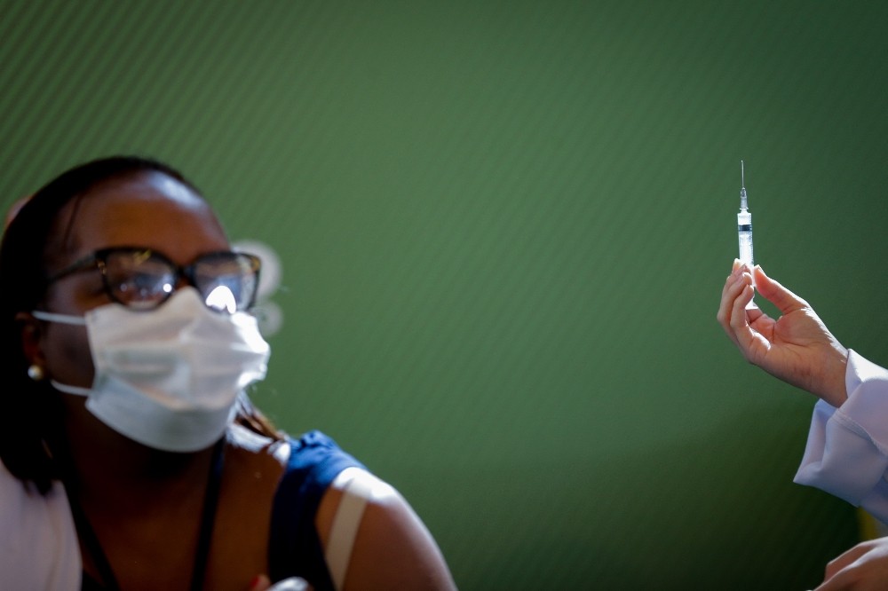 Brezilya’da ilk Covid-19 aşısı siyahi hemşireye yapıldı