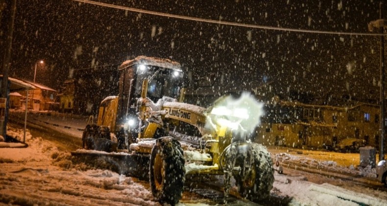 Bünyan’da karla mücadele gece boyu sürdü