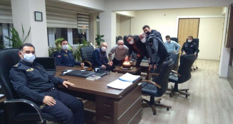 Burhaniye polisinden gazetecilere pastalı kutlama