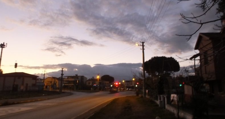 Burhaniye’de yağmur bulutları beğeni ile izlendi