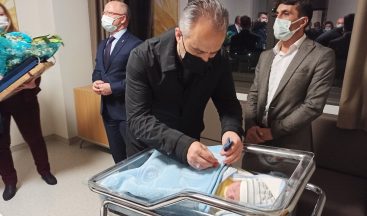 Bursa’da 2020’nin son 2021’in ilk bebekleri dünyaya geldi