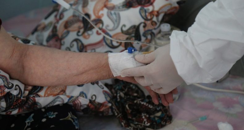 Büyükçekmece Belediyesi ekipleri, sokağa çıkmayan vatandaşların yardımına koştu