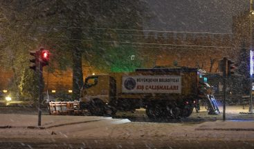 Büyükşehir, 16 ilçede gece boyu karla mücadele etti