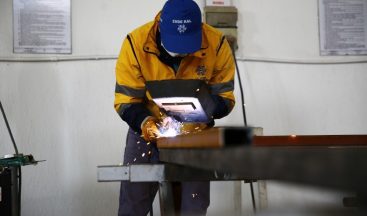 Büyükşehir, otobüs duraklarını kendisi imal ediyor