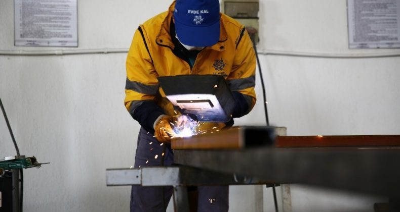 Büyükşehir, otobüs duraklarını kendisi imal ediyor