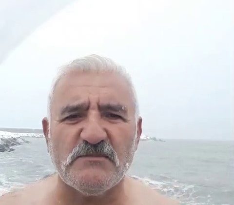 Buz adam eksi 1 derecede denize girdi, kar banyosu yaptı