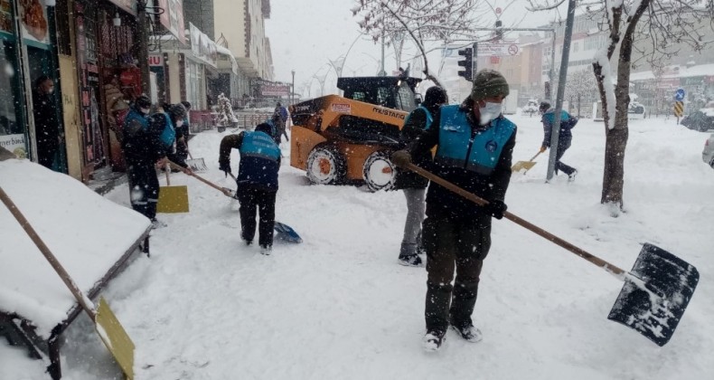 Çaldıran’da kapanan 102 mahalle yolunda çalışma