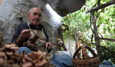 Çam kozalaklarını sanat eserine dönüştürüyor