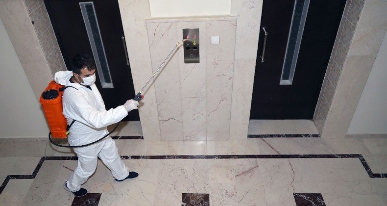 Çankaya Belediyesi, pandemiye karşı ilaçlı önlem almaya devam ediyor